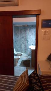 Cette chambre comprend une salle de bains pourvue de toilettes et d'un lavabo. dans l'établissement B&B Ulivi d'argento, à Cavallino di Lecce