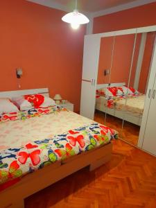1 dormitorio con 2 camas y espejo en Apartments Vesna, en Rab