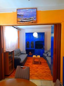 sala de estar con sofá y mesa en Apartments Vesna, en Rab