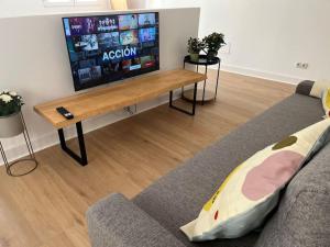 TV a/nebo společenská místnost v ubytování Spacious Loft, Parking Free M