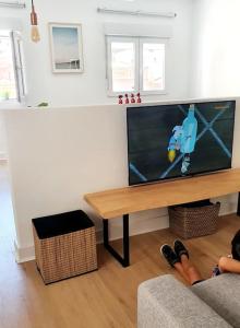 TV a/nebo společenská místnost v ubytování Spacious Loft, Parking Free M