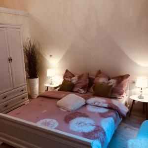 1 cama en una habitación con 2 mesas y 2 lámparas en Zeyerova 90/3 Apartmán, en Karlovy Vary