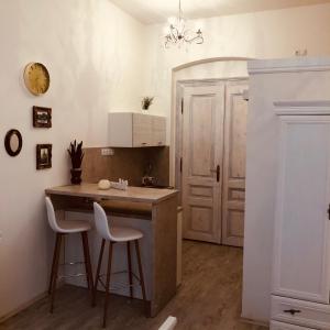 cocina con encimera y taburetes en una habitación en Zeyerova 90/3 Apartmán, en Karlovy Vary