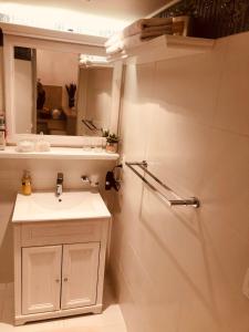 y baño con lavabo y espejo. en Zeyerova 90/3 Apartmán, en Karlovy Vary
