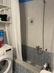 La salle de bains est pourvue d'une douche et d'un lave-linge. dans l'établissement Petro&Paolo, à Athènes