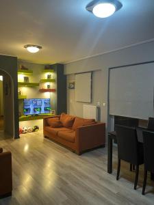 - un salon avec un canapé et un écran de projection dans l'établissement Petro&Paolo, à Athènes