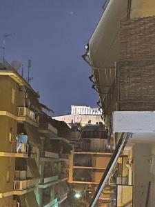 vista su una città di notte con edifici di Petro&Paolo ad Atene