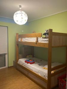 - une chambre avec 2 lits superposés dans l'établissement Petro&Paolo, à Athènes