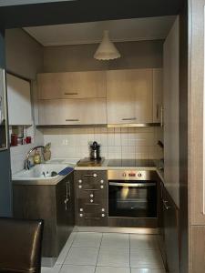 una cucina con piano cottura e lavandino di Petro&Paolo ad Atene