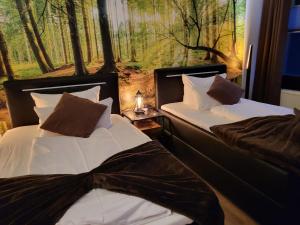 twee bedden naast elkaar in een slaapkamer bij Hotel Seeblick am Sankelmarker See - Natur und Erholung in Oeversee