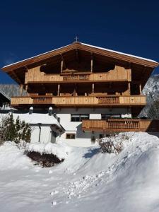 un bâtiment au sommet d'une montagne enneigée dans l'établissement Haus Raimund " KLEIN aber FEIN ", à Alpbach