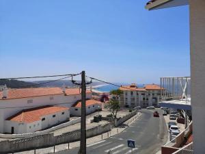 Blick auf eine Straße in einer Stadt mit Gebäuden in der Unterkunft Casa da Zira II - Vista de Mar in Nazaré