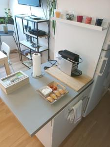 A cozinha ou cozinha compacta de Cosy Colette,climatisé avec stationnement gratuit.