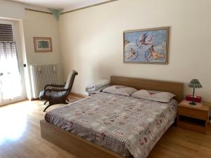 - une chambre avec un lit et une photo sur le mur dans l'établissement Appartamento Vanoi nel cuore verde del Trentino, à Canal San Bovo