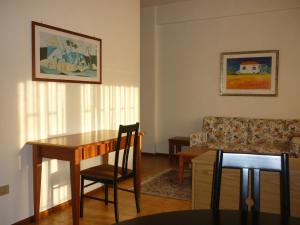 - un salon avec une table et un canapé dans l'établissement Eur Nir Residence, à Rome