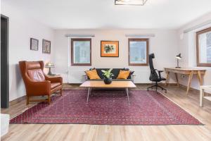 uma sala de estar com um sofá e uma mesa em Apartment Nomenjka em Bohinjska Bistrica