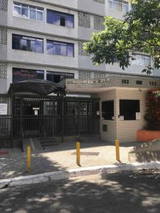 un edificio con una puerta y un edificio con un edificio en Apartamento encantador perto da Avenida Paulista, en São Paulo