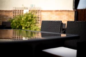 una mesa negra con 2 sillas en el balcón en The Woolpack Inn, en Kettering