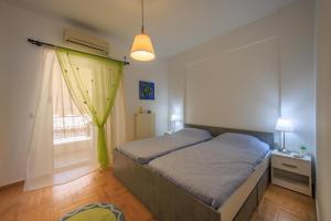 Ένα ή περισσότερα κρεβάτια σε δωμάτιο στο Όμορφο διαμέρισμα με θέα κοντά σε Αθήνα κέντρο