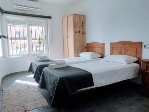 サン・ロケにあるTorreguadiaro Villa - 2 mins walk from the bars and restaurantsのベッド2台と窓のある寝室 +63枚の写真