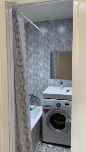 Квартира посуточно في أورالسك: حمام مع غسالة وحوض استحمام