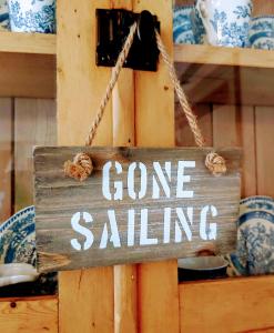 una señal que dice que se acabó la venta colgando en una tienda en The Nautical Nest in the heart of Dartmouth en Dartmouth