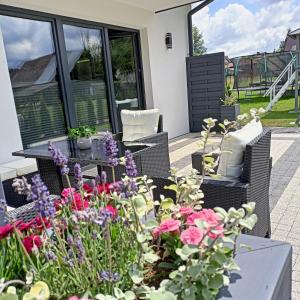 eine Terrasse mit Blumen, einem Tisch und Stühlen in der Unterkunft Twoje Miejsce in Czarna Góra