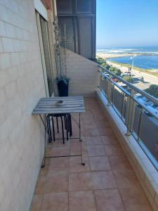 Una mesa en un balcón con vista al mar. en Frente barcos do mar, en Vila do Conde 4 fotos más