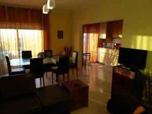 a living room with a table and a kitchen at Frente barcos do mar in Vila do Conde