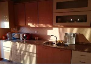 a kitchen counter with a sink and a microwave at Frente barcos do mar in Vila do Conde
