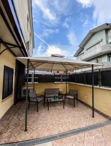 um guarda-chuva de pátio no topo de um edifício em Exclusive Mood Apartment em Roma