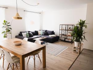 ein Wohnzimmer mit einem Sofa und einem Tisch in der Unterkunft Exklusiv 72qm FeWo im Herzen Detmolds, Terrasse und kostenloser Parkplatz in Detmold