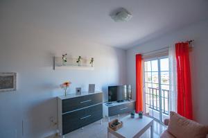 Televízia a/alebo spoločenská miestnosť v ubytovaní Apartamento Cruz de Toledo