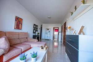 a living room with a couch and a table at Apartamento Cruz de Toledo in Buenavista del Norte