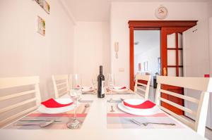 a dining room with a table with a bottle of wine at Apartamento Cruz de Toledo in Buenavista del Norte