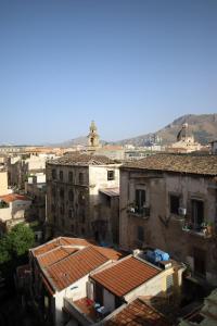 una vista aérea de una ciudad con edificios en Le Cupole Design, en Palermo
