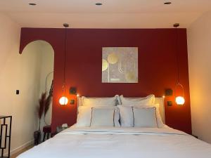 una camera con un grande letto con testiera rossa di Toscana - Luxury Duplex Rouen a Rouen
