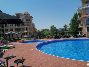 a large swimming pool next to a building at Hacienda Beach Apartment mit Meerblick in Sozopol