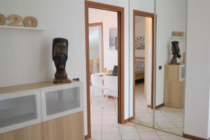 un soggiorno con tavolo e specchio di HOME 2020: COME A CASA! FEEL AT HOME! WIE ZUHAUSE! a Giussano
