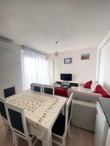 a living room with a table and a couch at Appartamento Saranda in Sarandë