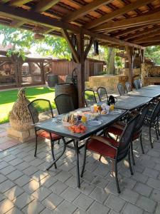 einen langen Tisch und Stühle auf einer Terrasse in der Unterkunft Penzion Archivní sklepy - Valtice in Valtice