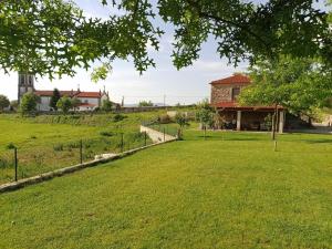 ein Feld mit einem Gebäude im Hintergrund in der Unterkunft Casa da Quinta do Cruzeiro in Fontoura + 18 Fotos