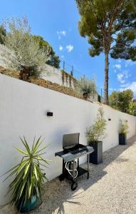 a laptop computer sitting on a table next to a wall at Villa Les Oliviers Spa privatif in Bandol