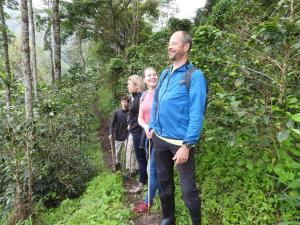 un grupo de personas de pie en un sendero en Finca TRADICIONAL EL OTOÑO, en Pijao