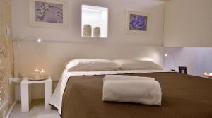 モノーポリにあるPalazzo Kapeceのベッドルーム1室(大型ベッド1台、白い枕2つ付)
