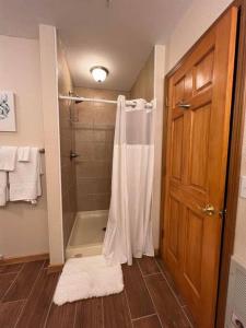 uma casa de banho com um chuveiro e uma cortina de chuveiro em Summit 204D at Snowshoe em Snowshoe