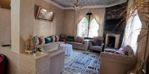 salon z kanapą i kominkiem w obiekcie Villa Aïcha w Marakeszu