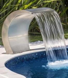 uma fonte de água sobre uma piscina em Morada do Descanso - Casa 100mt praia em Ubatuba