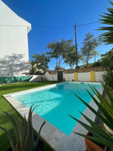 una piscina en el patio de una casa en Kali Vice Surf Villa, en Costa da Caparica