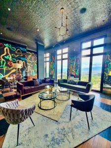a living room with couches and a painting on the wall at Cómodo y elegante apartamento en fabuloso condo! in San José